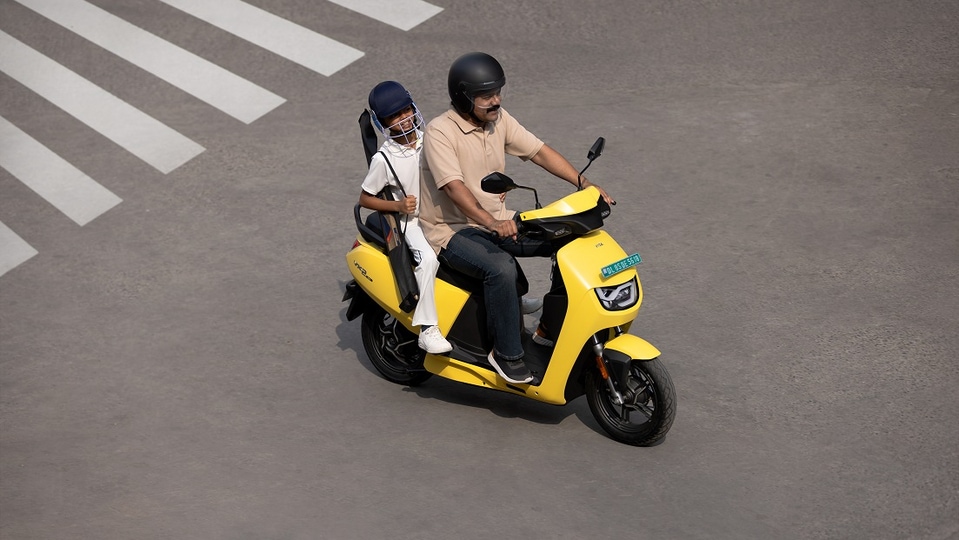 <p>విడా వీఎక్స్​2లో 33.2-లీటర్ అండర్-సీట్ బూట్, సౌకర్యవంతమైన ఫ్రెంట్​ కంపార్ట్‌మెంట్ వంటివి ఉన్నాయి. అండర్‌సీట్ స్టోరేజ్ బ్యాగులు, బాటిల్స్ వంటి వాటికి తగినంత స్థలాన్ని అందిస్తుంది. ఫ్రంక్ కీలు, కేబుల్స్, ఛార్జర్ వంటి వాటిని ఉంచుకోవడానికి స్పేస్​ ఉంటుంది. పొడవైన సీటు దీని సొంతం! ఇది రైడర్, పిలియన్ రైడర్‌కు విశాలమైన సీటింగ్​ ఎక్స్​పీరియెన్స్​ని ఇస్తుంది.</p>