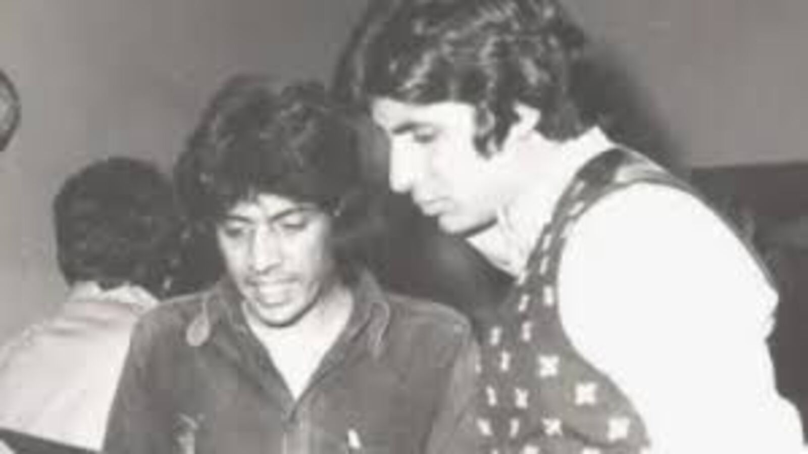 షాక్.. లెజండరీ డైరెక్టర్ మృతి.. అమితాబ్ బచ్చన్ డాన్ మూవీతో సెన్సేషన్.. సెలబ్రిటీల నివాళి