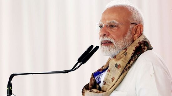 ప్రధాని నరేంద్ర మోదీ ఈ నెల 23 నుంచి నాలుగు రోజుల పాటు యూకే, మాల్దీవుల్లో పర్యటిస్తారు. బ్రిటన్ ప్రధాని కెయిర్ స్టార్మర్, మాల్దీవుల అధ్యక్షుడు మహ్మద్ ముయిజు ఆహ్వానం మేరకు మోదీ రెండు దేశాల్లో పర్యటిస్తున్నారు. ప్రధాని మోదీ యూకేలో పర్యటించడం నాలుగోసారి.