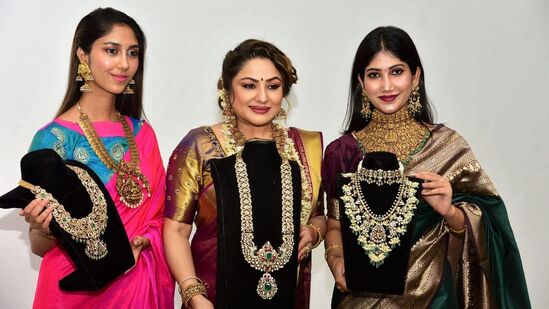 విజయవాడలో 10 గ్రాముల పసిడి (22క్యారెట్లు) ధర రూ. 91,735 ఉంది. 24 క్యారెట్ల గోల్డ్​ ప్రైజ్​ రూ. 1,00,075గా ఉంది. కేజీ వెండి ధర రూ. 1,30,100గా ఉంది.
