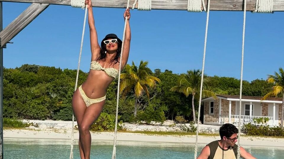 <p>వైట్ కలర్ షేడ్స్ పెట్టుకుని బికినీలో సముద్రంలో అందాలను వడ్డించింది హాట్ బ్యూటి ప్రియాంక చోప్రా. </p>(Instagram/Priyanka Chopra)