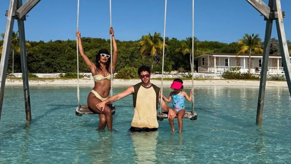 <p>సముద్రంలో ఇలా ఫ్యామిలీతో కలిసి బికినీలో హాట్ షో చేసింది గ్లోబల్ స్టార్ ప్రియాంక చోప్రా.</p>(Instagram/Priyanka Chopra)