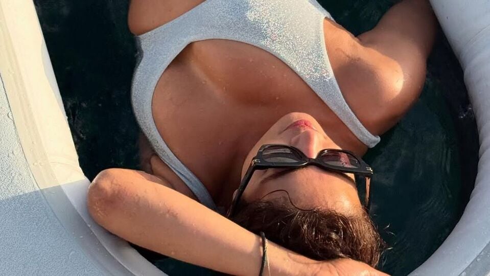 <p>సిల్వర్ కలర్ షైనింగ్ బికినీలో ఇలా పడుకుని పోజు ఇచ్చింది మహేశ్ బాబు ఎస్ఎస్ఎంబీ 29 హీరోయిన్ ప్రియాంక చోప్రా.</p>(Instagram/Priyanka Chopra)