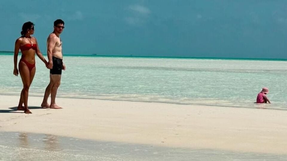 <p>భర్తతో క్లోజ్‌గా ఉంటూ మరో ఫొటో దిగింది ప్రియాంక చోప్రా. ఆ పక్కనే బీచ్‌లో ప్రియాంక చోప్రా కూతురు ఆడుకుంటూ కనిపించడం చూడొచ్చు. </p>(Instagram/Priyanka Chopra)