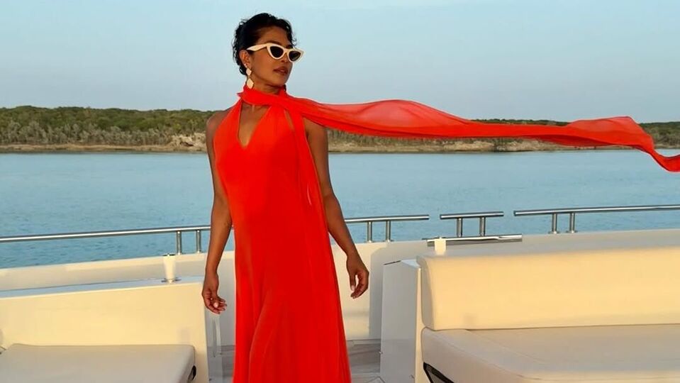 <p>“నా హృదయం నిండిపోయింది. చాలా గ్రేట్‌ఫుల్‌గా ఫీల్ అవుతున్నా. నాకు పుట్టినరోజు శుభాకాంక్షలు చెప్పినవారందరికి థ్యాంక్స్” అని నోట్ రాసుకొచ్చిన ప్రియాంక చోప్రా తన ఇన్‌స్టాగ్రామ్‌ అకౌంట్‌లో ఈ ఫొటోలను షేర్ చేసింది. </p>(Instagram/Priyanka Chopra)