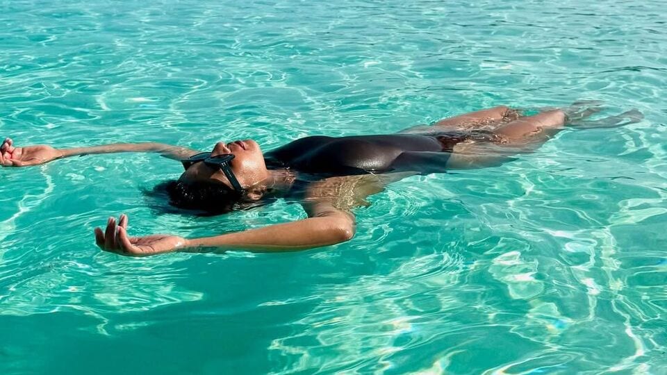 <p>బ్లాక్ కలర్ బికినీలో ఇలా నీళ్లలో తేలియాడుతూ కనిపించింది గ్లోబల్ స్టార్ ప్రియాంక చోప్రా.</p>(Instagram/Priyanka Chopra)