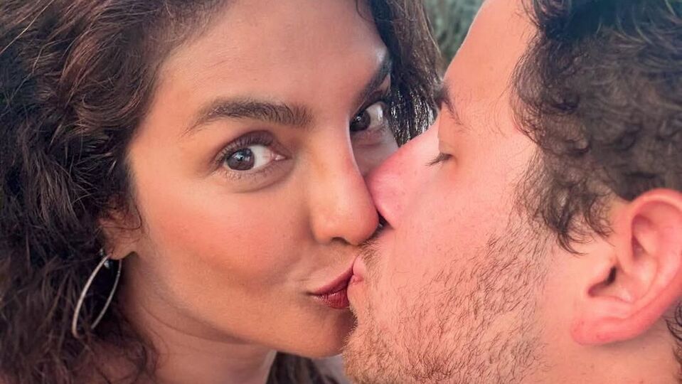 <p>భర్త నిక్ జోనాస్‌కు ఇలా లిప్ కిస్ పెడుతూ సెల్ఫీ తీసుకుంది ముద్దుగుమ్మ ప్రియాంక చోప్రా.</p>(Instagram/Priyanka Chopra)