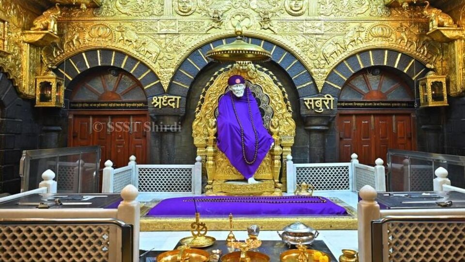 <p>Day 01 - హైదరాబాద్ లోని కాచిగూడ రైల్వే స్టేషన్ నుండి 06:40 గంటలకు ట్రైన్(రైలు నెం. 17064 అజంతా ఎక్స్‌ప్రెస్) ఉంటుంది. రాత్రి అంతా ప్రయాణంలో ఉంటారు.రెండో రోజు మార్నింగ్ 7:10 గంటలకు నాగర్‌సోల్ రైల్వే స్టేషన్‌కు చేరుకుంటారు. పికప్ చేసుకుని షిర్డీకి తీసుకెళ్తారు. ఆ తర్వాత హోటల్‌లో చెక్ ఇన్ అవ్వాలి. అనంతరం షిర్డీ సాయిబాబా దర్శనం ఉంటుంది. సాయంత్రం షిరిడీలోని పలు ప్రాంతాలను చూడొచ్చు. రాత్రికి అక్కడే చేస్తారు.</p>