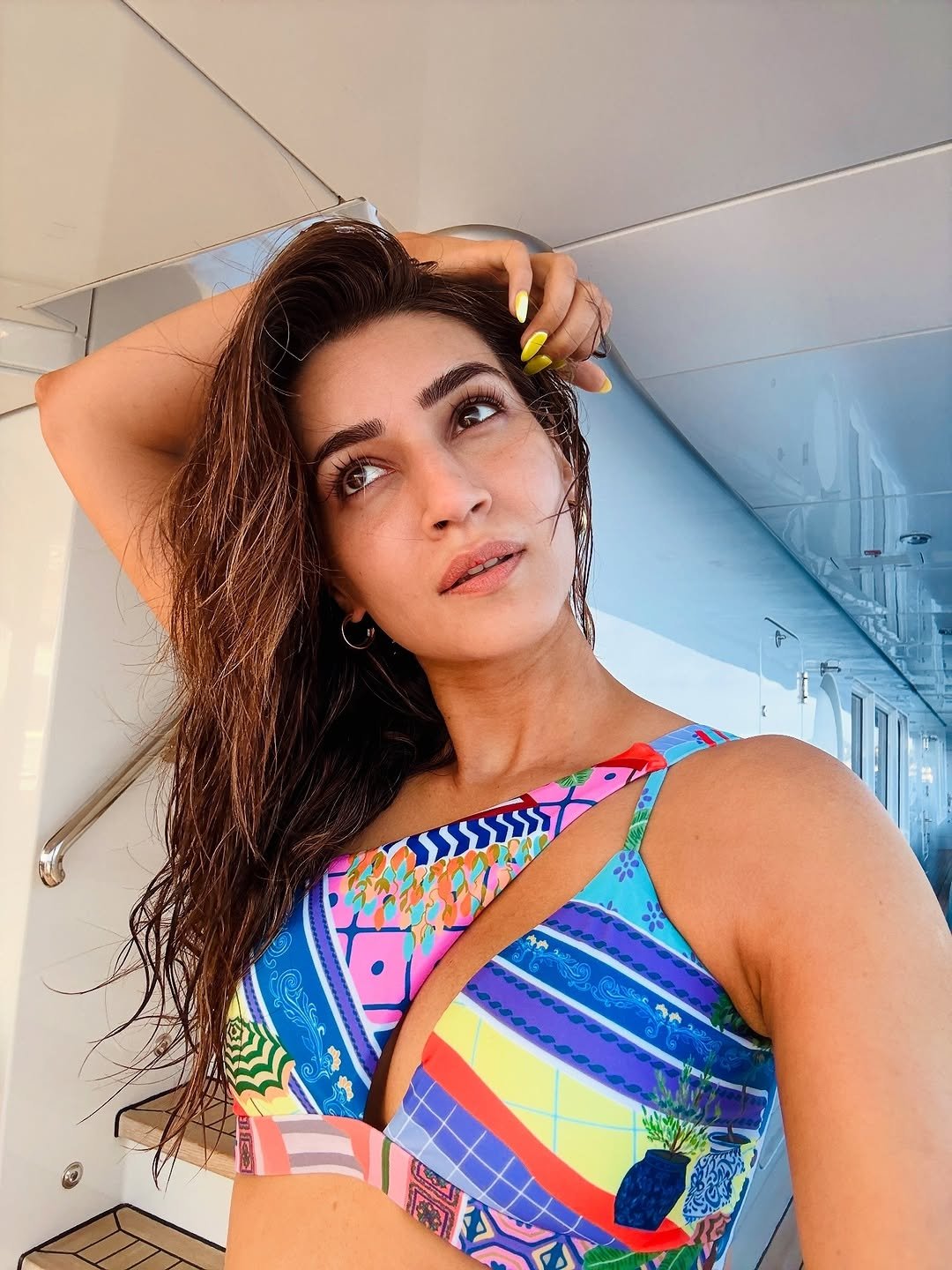 సాల్టీ హెయిర్, గుండెలో హరివిల్లు, అలలతో తేలుతూ, పోస్ట్ కార్డులా సూర్యస్తమయం అంటూ ఈ ఫొటోలకు క్యాప్షన్ ఇచ్చింది కృతి స‌న‌న్‌.  