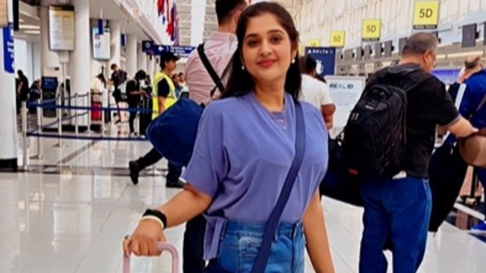 <p>బిగ్ బాస్ తెలుగు సీజన్ 5లో పార్టిసిపేట్ చేసింది ప్రియ. ఇప్పుడు స్టార్ మాలో వస్తున్న కుకూ విత్ జాతి రత్నాలు షోలో చేస్తోంది ప్రియ.</p>(instagram-priyaartist)