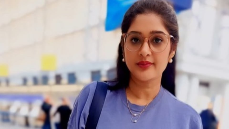 <p>ఈ కాలేజీ పాప ఎవరూ అనుకుంటున్నారా? కాస్త జాగ్రత్తగా పరిశీలించండి చూడండి. హో.. ప్రియ కదా! అవును.. సీనియర్ ఆర్టిస్ట్ ప్రియానే ఆమె. వయసు మీద పడుతున్నా సొగసులో మాత్రం తగ్గేదేలేదంటోంది. </p>(instagram-priyaartist)