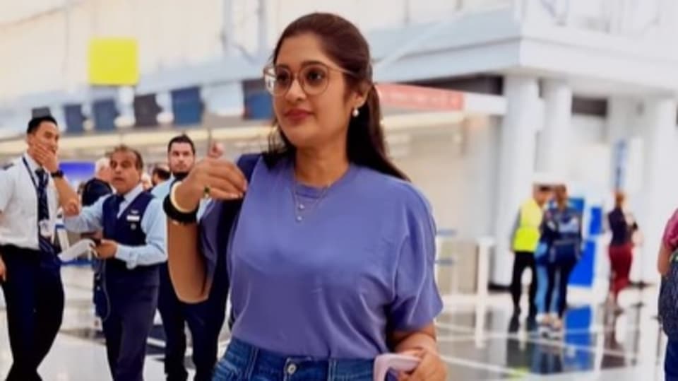 <p>ఈ ఫొటోలు చూస్తుంటే ప్రియాకు 44 ఏళ్లు అంటే ఎవరైనా నమ్మగలరా? కానీ అదే నిజం. 1981లో ఏపీలోని బాపట్లలో పుట్టింది ప్రియ. </p>(instagram-priyaartist)