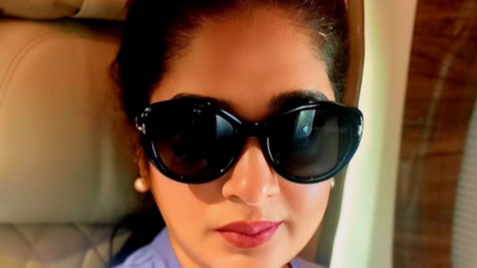 <p>సీరియల్స్ తో తన కెరీర్ స్టార్ట్ చేసింది ప్రియ. ఈటీవీ, మా టీవీ, దూరదర్శన్, జీ టీవీ, సన్ టీవీ లో సీరియల్స్ లో యాక్ట్ చేసింది. </p>(instagram-priyaartist)