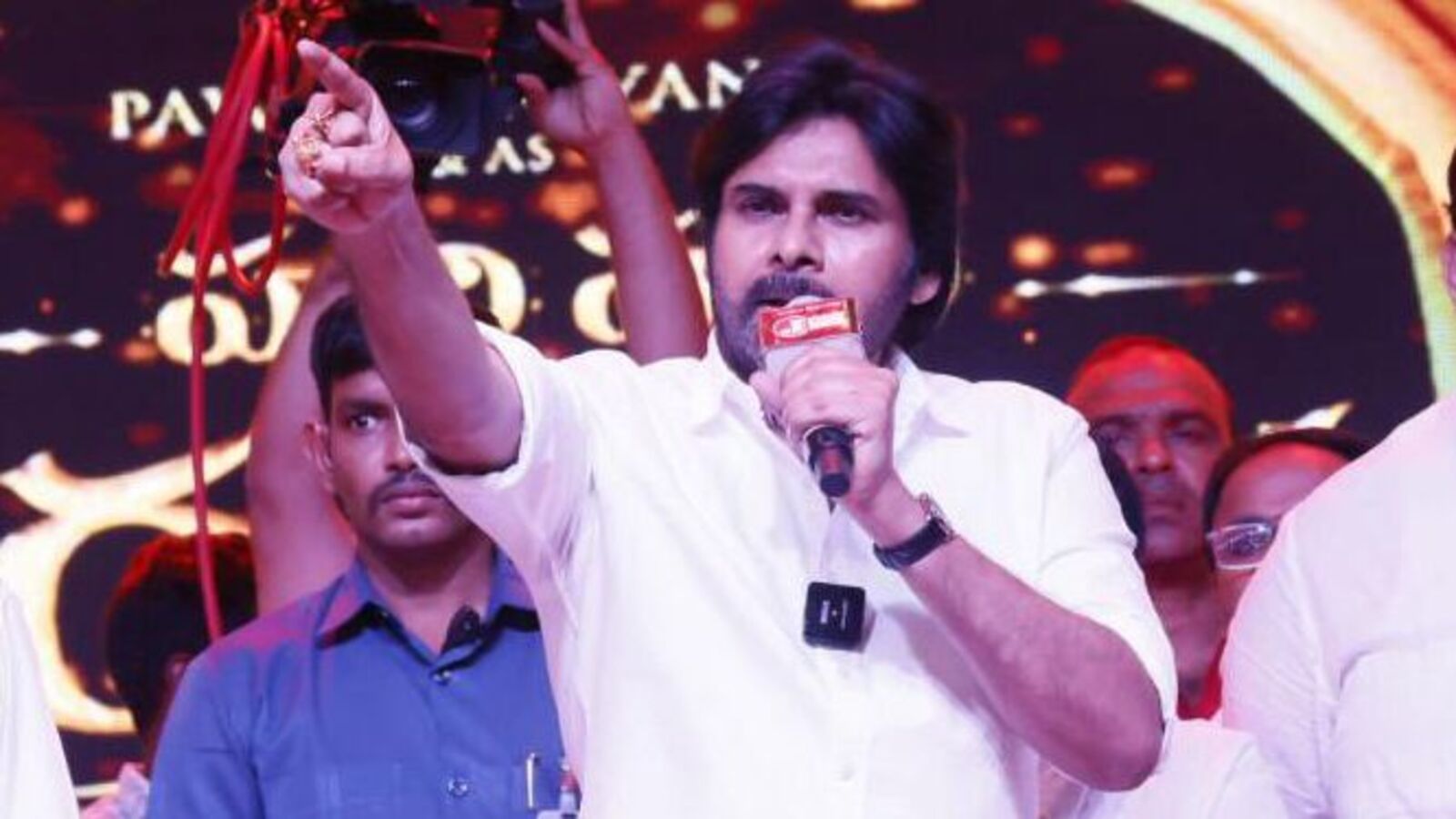 నా దగ్గర ఆయుధాల్లేవు.. గూండాలు లేరు.. అయినా మనల్ని ఎవడ్రా ఆపేది.. ఈ సినిమా డబ్బు కోసం కాదు: పవన్ కల్యాణ్ కామెంట్లు