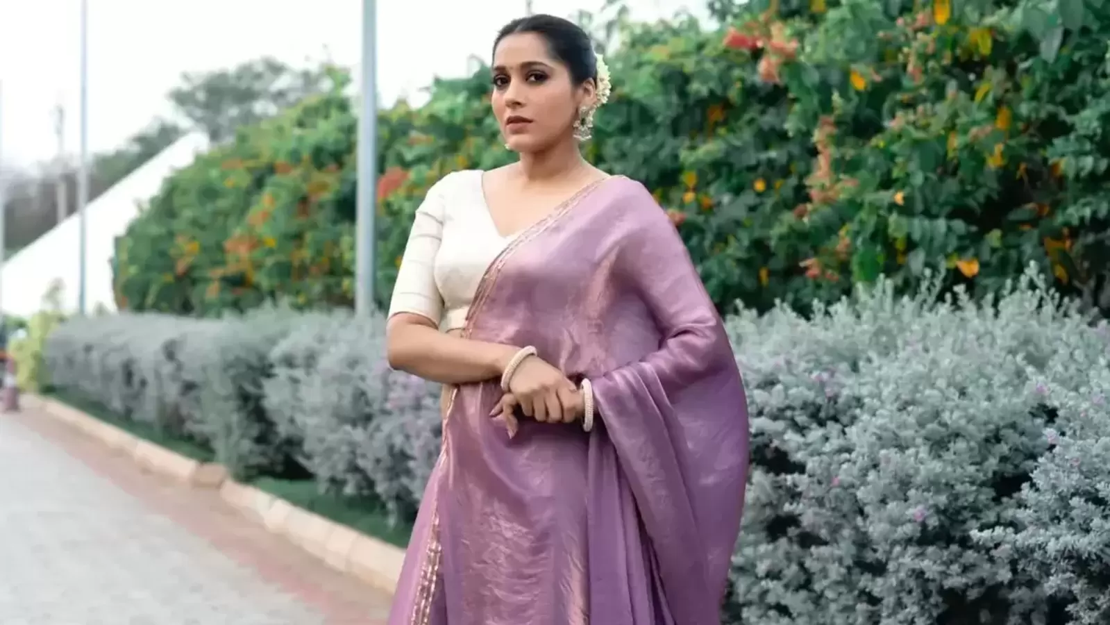 యాంకర్ రష్మికి ఏమైంది? సమస్యల్లో ఉన్నానంటూ పోస్ట్.. కొన్నాళ్ల పాటు సోషల్ మీడియాకు దూరం.. ఎక్కడో కుంగిపోతున్నానంటూ..