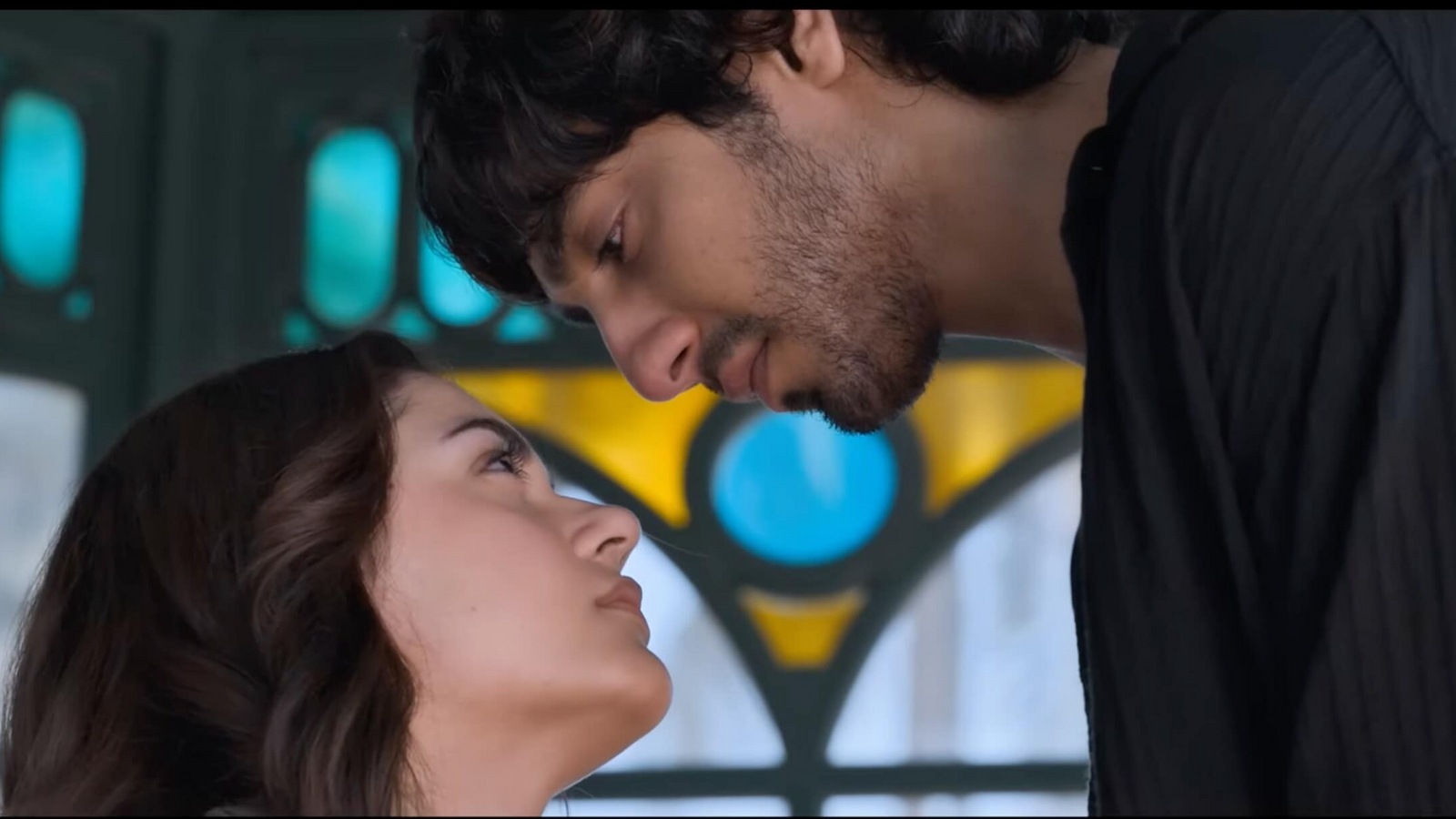 సయ్యారా మూవీ రివ్యూ.. బాక్సాఫీస్ సెన్సేషన్.. స్టార్లు లేకుండానే రూ.150 కోట్లు.. లవ్, రొమాన్స్..అసలు ఈ సినిమాలో ఏముంది?