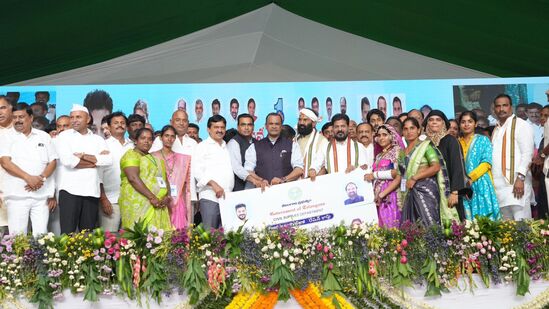 రాష్ట్రంలోని అన్ని నియోజకవర్గాల్లోని మండల కేంద్రాల్లో కొత్త రేషన్ కార్డులను పంపిణీ చేస్తారు. జులై 25 నుంచి ఆగస్టు 10 వరకు అంటే దాదాపు 15 రోజుల పాటు రేషన్ కార్డులు పంపిణీ చేస్తారు. ఇదే విషయంపై ముఖ్యమంత్రి రేవంత్ రెడ్డి కూడా ఇటీవలే నిర్వహించిన సమీక్షలో కూడా ఆదేశాలు జారీ చేశారు. 