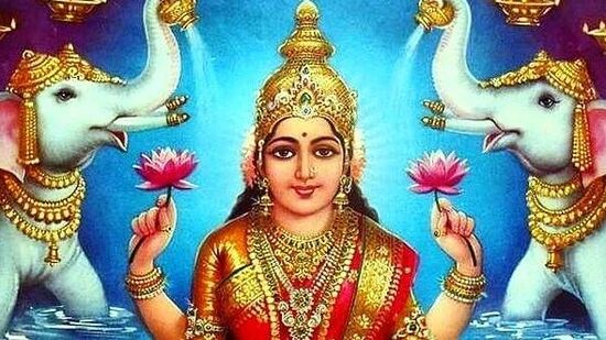 ఆగస్టు 20న గురువు, శుక్రుడు మిథున రాశిలో సంయోగం చెందడంతో గజలక్ష్మి రాజయోగం ఏర్పడుతుంది. ఆగస్టు 21న శుక్రుడు కర్కాటక రాశిలోకి ప్రవేశిస్తాడు, ఇది లక్ష్మీనారాయణ రాజయోగాన్ని సృష్టిస్తుంది. ఈ రెండు రోజులు పలు రాశుల వారికి డబ్బు, సంతోషం వంటి వాటిని కలిగిస్తాయి.