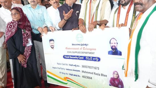 తెలంగాణలో కొత్త రేషన్ కార్డుల పంపిణీ జూలై 14 నుంచి ప్రారంభమైన సంగతి తెలిసిందే. అయితే ఇక రాష్ట్రంలోని అన్ని మండల కేంద్రాల్లో కొత్త కార్డుల పంపిణీ చేయనున్నారు. ఇందుకు రాష్ట్ర ప్రభుత్వం కార్యాచరణను సిద్ధం చేసింది. 