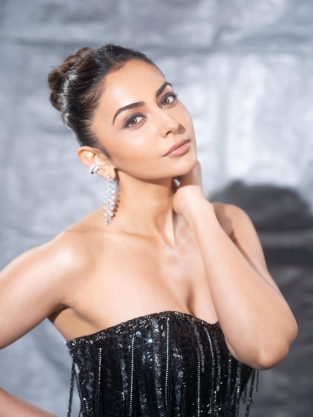 కలలు, వెండి వెలుగులను చుట్టుకున్నా.. అని ఈ ఫొటోల పోస్టుకు క్యాప్షన్ ఇచ్చింది రకుల్ ప్రీత్ సింగ్. ఈ పోస్టుకు ఫ్యాన్స్ తెగ కామెంట్లు చేసేస్తున్నారు. 