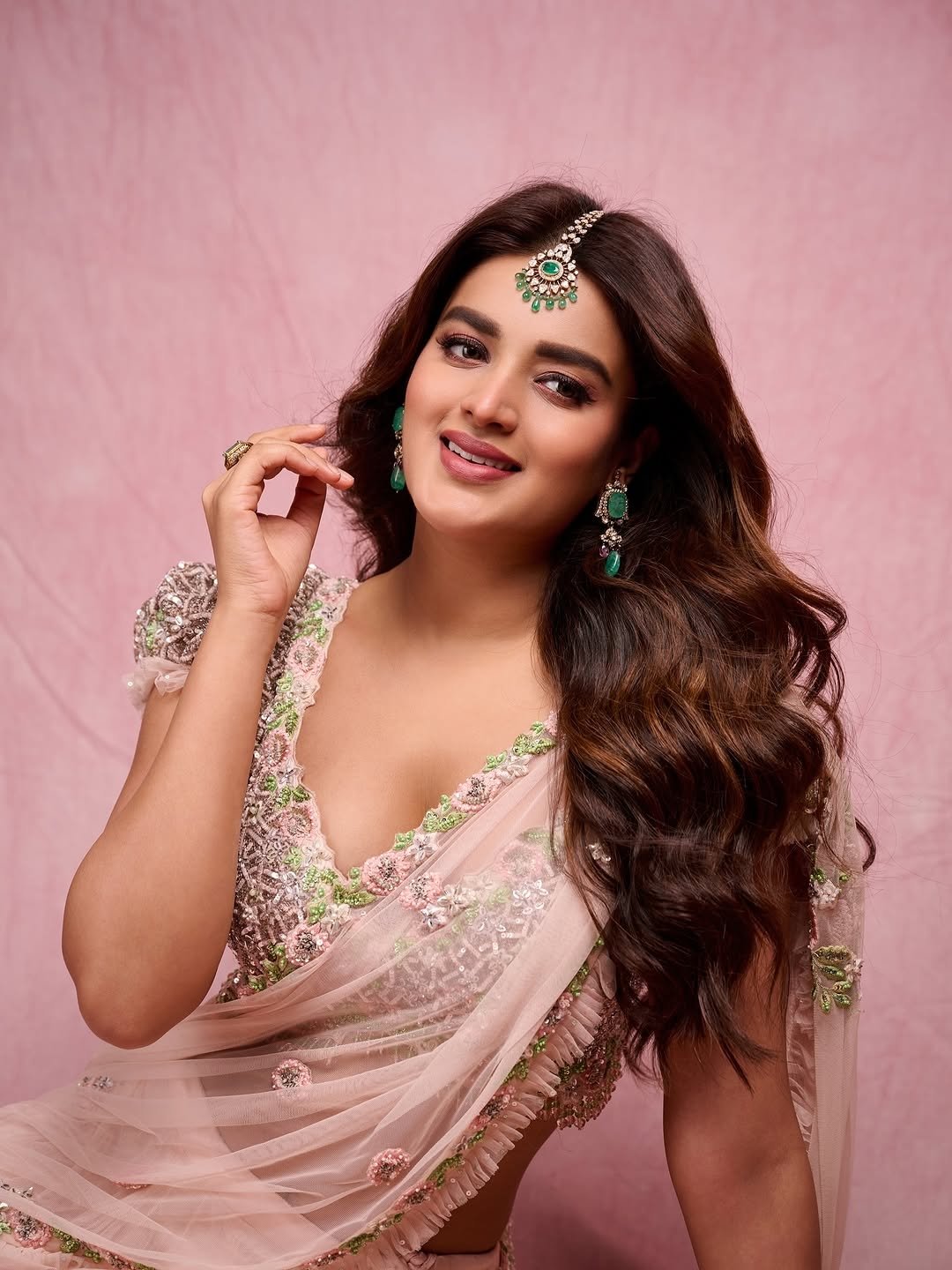 ఇంటర్వ్యూలు, టీవీ షోలు, బయట ఈవెంట్లు.. ఇలా ఎక్కడ చూసినా నిధి అగర్వాలే కనిపిస్తోంది. హరిహర వీరమల్లు ప్రమోషన్ కోసం ఓ రేంజ్ లో కష్టపడుతోంది ఈ ముద్దుగుమ్మ. 