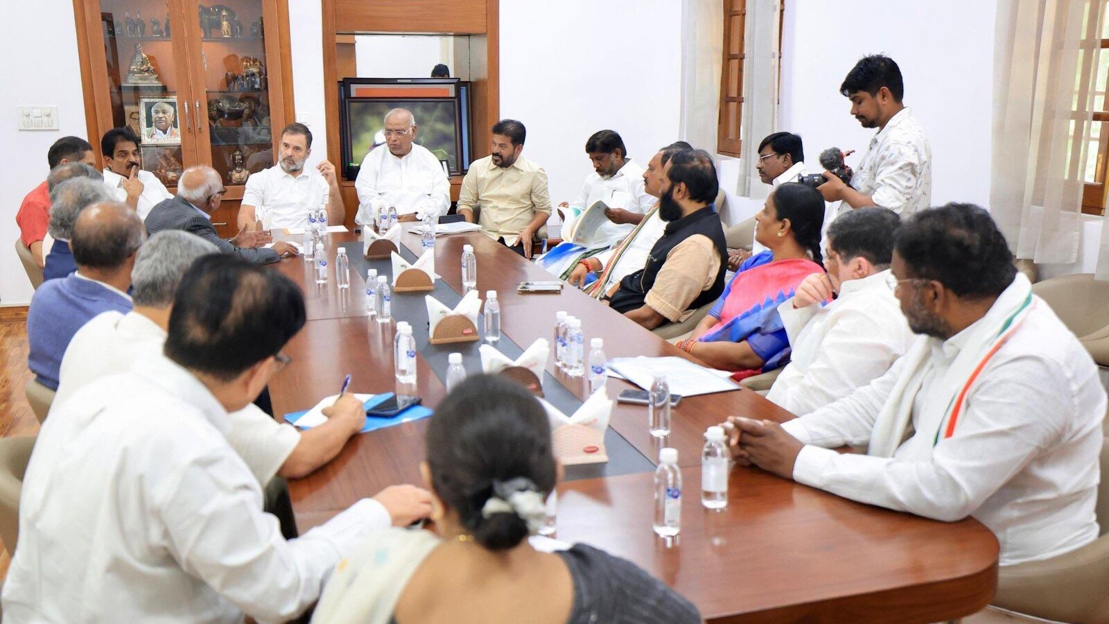 ఢిల్లీలో సీఎం రేవంత్ టీమ్ - 'బీసీ రిజర్వేషన్ బిల్లు'పై మంతనాలు..!