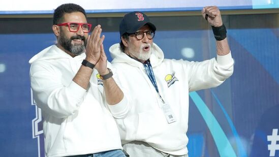 ఆసక్తికరంగా ఈ రోజుల్లో కొందరు రెండు చేతులకు గడియారాలు ధరించి కనిపిస్తున్నారు. అభిషేక్ బచ్చన్, అమితాబ్ బచ్చన్ కొన్ని సందర్భాల్లో రెండు గడియారాలు ధరించి కనిపించారు.