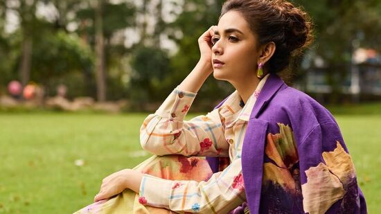 టాలీవుడ్ నటి కీర్తి సురేష్ పర్పుల్ కలర్ డ్రెస్ లో తన లేటెస్ట్ ఫొటోషూట్ చేసింది.