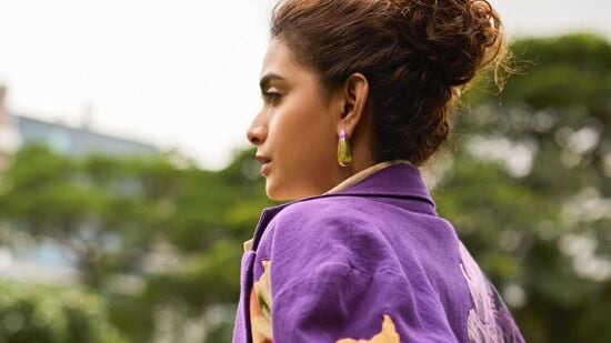 నటి రాశీ ఖన్నా కూడా ఈ ఫొటోలను లైక్ చేయగా.. చాలా మంది అభిమానులు రెడ్ హార్ట్ ఎమోజీలతో వీటిని స్వాగతించారు.