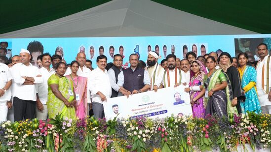 జూలై 14వ తేదీన సీఎం రేవంత్ రెడ్డి రేషన్ కార్డుల పంపిణీ కార్యక్రమాన్ని ప్రారంభించగా… అప్పట్నుంచి పలు నియోజకవర్గాల్లోనూ ఎమ్మెల్యేలు వీటిని పంపిణీ చేస్తున్నారు. అయితే దీనికంటూ ప్రత్యేకంగా ఓ కార్యాచరణ ఉండాలని నిర్ణయించిన ముఖ్యమంత్రి రేవంత్ రెడ్డి… జూలై 25 నుంచి ఆగస్టు 10వ తేదీ వరకు ప్రత్యేక కార్యక్రమాల ద్వారా పంపిణీ చేయాలని నిర్ణయించారు. 