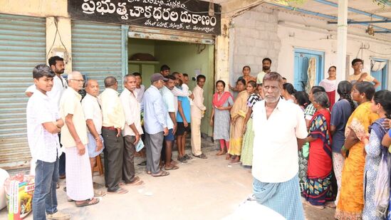 తెలంగాణలో అర్హులైన ప్రతి ఒక్కరికి  కొత్త రేషన్ కార్డుల ఇవ్వాలని తెలంగాణ సర్కార్ నిర్ణయించిన సంగతి తెలిసిందే. ఇందులో భాగంగా జూలై 14 నుంచి కొత్త కార్డుల పంపిణీకి కూడా శ్రీకారం చుట్టింది. అయితే ఇక రాష్ట్రంలోని అన్ని మండల కేంద్రాల్లో కొత్త కార్డుల పంపిణీ చేయనున్నారు. 