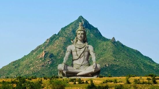అరుణాచలం తమిళనాడు రాష్ట్రంలో ఉంటుంది. ఇది పంచభూత లింగ క్షేత్రాలలో ఒకటి. ముఖ్యంగా పౌర్ణమి రోజును ఇక్కడ గిరి ప్రదక్షణ చేసేందుకు భారీ సంఖ్యలో భక్తులు తరలివస్తుంటారు. ఇటీవలే కాలంలో తెలుగు రాష్ట్రాల నుంచి చాలా మంది భక్తులు వెళ్తున్నారు.