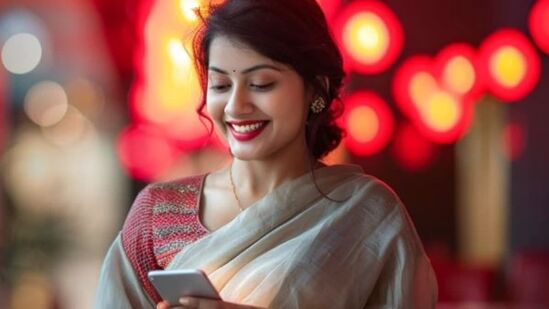 జియో రూ.1499 ప్లాన్ - ఈ ప్లాన్ లో కంపెనీ 300 ఎంబీపీఎస్ స్పీడ్ ను అందిస్తోంది. ఈ ప్లాన్లో 1000 జీబీ డేటా లభిస్తుంది. ఈ ప్లాన్ ద్వారా 800కు పైగా టీవీ ఛానళ్లు, అన్లిమిటెడ్ కాలింగ్ లభిస్తుంది. ఈ ప్లాన్ ద్వారా 15 ఓటీటీ యాప్స్ కు యాక్సెస్ లభిస్తుంది.
