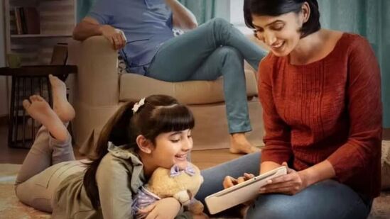 మీరు 300 ఎంబిపిఎస్ వరకు ఇంటర్నెట్ స్పీడ్, టీవీ ఛానల్స్ మరియు ఓటిటి ఫ్రీ - సూపర్ ఫాస్ట్ స్పీడ్ ఉన్న ప్లాన్ కోసం చూస్తున్నట్లయితే, జియో మరియు ఎయిర్టెల్ యొక్క వై-ఫై ప్లాన్లు (జియోహోమ్ మరియు ఎయిర్టెల్ వై-ఫై) అద్భుతమైనవి. ఈ ప్లాన్లలో మీకు 300 ఎంబిపిఎస్ వరకు స్పీడ్ లభిస్తుంది. అలాగే, ఈ ప్లాన్లలో ఓటీటీ యాప్లు, టీవీ ఛానళ్లకు ఉచిత యాక్సెస్ లభిస్తుంది. మరి ఈ కంపెనీల ప్లాన్స్ ఏంటో తెలుసుకుందాం.