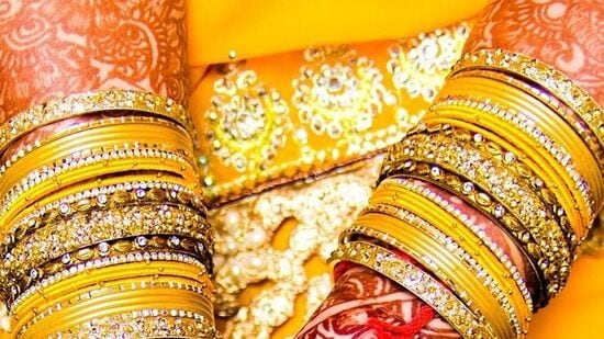 ఇంట్లో పిల్లలు చదువుకోవడానికి బయటకు వెళ్లినప్పుడు తల్లి పసుపు గాజులు ధరించాలి. భర్తతో గొడవలు జరిగినప్పుడు మహిళలు నీలిరంగు గాజులు ధరించాలి.
