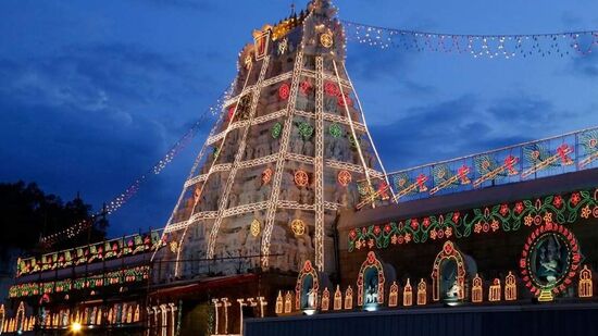 “TIRUPATI BY VENKATADRI EXPRESS” పేరుతో ఐఆర్సీటీసీ టూరిజం ఈ ప్యాకేజీని ఆపరేట్ చేస్తుంది. హైదరాబాద్ ఆపరేట్ చేసే ఈ ట్రిప్… నాలుగు రోజులు ఉంటుంది. ముందుస్తుగానే టికెట్లు బుకింగ్ చేసుకోవాలి. ఈ తేదీ మిస్ అయితే మరో తేదీలో ప్లాన్ చేసుకోవచ్చు. ఈ వివరాలను IRCTC అధికారిక వెబ్ సైట్ లో చూడొచ్చు.
