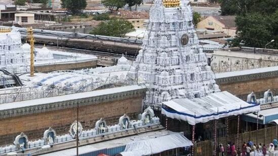 హైదరాబాద్ లోని కాచిగూడ రైల్వే స్టేషన్ నుంచి రాత్రి 8 గంటల 5 నిమిషాలకు ట్రైన్(రైలు నెంబర్ 12797) బయల్దేరుతుంది. రాత్రంతా జర్నీ ఉంటుంది. ఉదయం 07.05 గంటలకు తిరుపతికి చేరుకుంటారు. హోటల్ కి చెకిన్ అయిన తర్వాత…. ఫ్రెషప్ అవుతారు. తిరుచానూరు పద్మావతి ఆలయాన్ని దర్శించుకుంటారు. ఆ తర్వాత శ్రీకాళహస్తి ఆలయానికి వెళ్తారు. ఆ తర్వాత హోటల్ కి చేరుకుంటారు. రాత్రి తిరుపతిలోనే ఉంటారు.