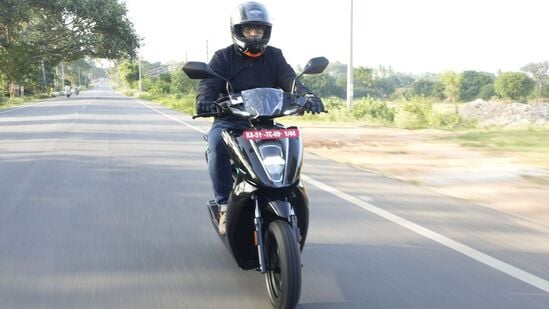 ఏథర్​ 450ఎస్​ రెండు వేరియంట్లలో అందుబాటులో ఉంది. ఏథర్​ 450ఎస్​ స్టాండర్డ్​ ధర రూ. 1.4లక్షలు. స్టాక్​ ప్రో వేరియంట్​ ధర సుమారు రూ. 1.5లక్షలు. రెండూ ఎక్స్​షోరూం ధరలే. వీటి రేంజ్​ కూడా ఒకటే.