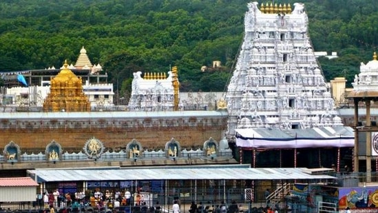 వచ్చే ఆగస్డ్ నెలలో తిరుమల టూర్ ప్లాన్ చేస్తున్నారా..? అయితే ఐఆర్సీటీసీ టూరిజం టూర్ ప్యాకేజీని తీసుకువచ్చింది. హైదరాబాద్ నుంచి తిరుపతి, శ్రీకాళహస్తి ఆలయాలను దర్శించుకునేందుకు ఈ ప్యాకేజీని ప్రకటించింది. 
