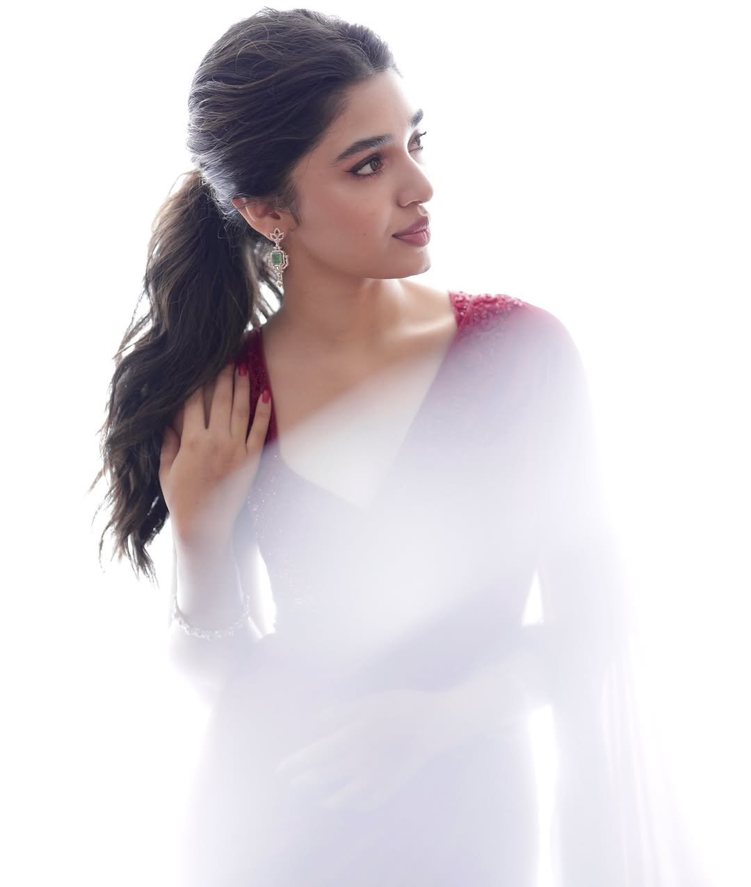 కృతి శెట్టి లేటెస్ట్ ఫొటోలు ఇంటర్నెట్ లో ట్రెండ్ అవుతున్నాయి. ఇంత అందం ఏంటీ అని నెటిజన్లు ప్రశ్నిస్తున్నారు. ఆమె రీసెంట్ గా చీరలో దిగిన ఈ ఫొటోలను ఇన్ స్టాగ్రామ్ లో పోస్టు చేసింది. 