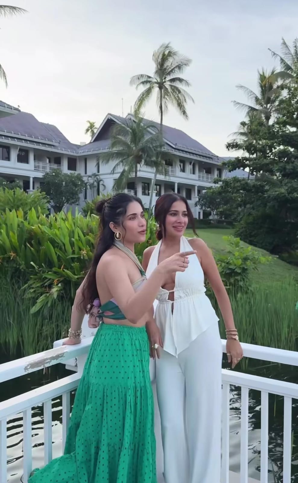 వెకేషన్‌లో ఫ్రెండ్‌తో సరదాగా మాట్లాడుతూ ఇలా దర్శనం ఇచ్చింది రుహాని శర్మ. ప్రస్తుతం సోషల్ మీడియాలో రుహాని శర్మ గ్లామర్ ఫొటోలు వైరల్ అవుతున్నాయి. ఆమె అందానికి నెటిజన్స్ ఫిదా అవుతున్నారు. 