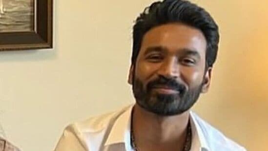 ధనుష్​కి చెన్నైలో ఒక విశాలవంతమైన ఇల్లు ఉంది. అది తన తల్లిదండ్రులకు గిఫ్ట్​గా ఇచ్చారు. దాని ధర రూ. 150కోట్లు ఉంటుందని అంచనా! ప్రముఖ నటులు, రాజకీయ నేతలు ఆ ఇంటికి పరిసరాల్లో నివాసముంటున్నారు. ఆల్వార్​పేట్​లో రూ. 18కోట్లు విలువ చేసే బంగ్లా కూడా ధనుష్​కి ఉంది.