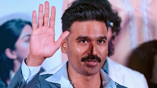స్టార్ డమ్ ఉన్నప్పటికీ ధనుష్ చాలా ప్రైవేట్ గా ఉంటాడు, చాలా అరుదుగా బహిరంగ వేదికలపై మాట్లాడతాడు. ధనుష్ తమిళంలోనే కాదు తెలుగు, హిందీలో కూడా పాడాడు, 
