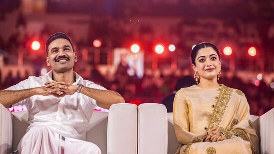 శిక్షణ పొందిన మార్షల్ ఆర్టిస్ట్ అయిన ధనుష్ తన యాక్షన్ సీక్వెన్స్ లలో అనేక నైపుణ్యాలను పొందుపరిచాడు. ధనుష్ అనుకోకుండా పాటలు రాయడం మొదలుపెట్టాడని మీకు తెలుసా? ఒక గేయరచయిత ఒకసారి రికార్డింగ్ సెషన్ కు హాజరు కాలేకపోయినప్పుడు, నటుడు దానిని తన చేతుల్లోకి తీసుకున్నాడు.