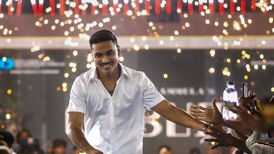 ధనుష్​ దగ్గర రూ. 7.39లక్షలు విలువ చేసే రోల్స్​ రాయిస్​ గోస్ట్​, రూ. 3.58 కోట్లు విలువ చేసే బెంట్లే కాంటినెంటల్​ ఫ్లైయింగ్​ స్పర్​, రూ. 1.50కోట్లు విలువ చేసే రేంజ్​ రోవర్​ స్పోర్ట్​ హెచ్​ఎస్​ఈ సహా అనేక లగ్జరీ కార్లు ఉన్నాయి.