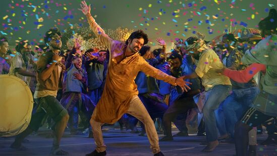 ధనుష్ అసలు పేరు వెంకటేష్ ప్రభు కస్తూరి రాజా. మార్షల్ ఆర్ట్స్, యాక్షన్ సినిమాలపై ఉన్న ఆసక్తితో ధనుష్ అనే స్క్రీన్ నేమ్ ను ఎంచుకున్నాడు. ధనుష్ ఆడుకలం (2010), అసురన్ (2019) చిత్రాలకు ఉత్తమ నటుడిగా రెండు జాతీయ అవార్డులు గెలుచుకున్నాడు.