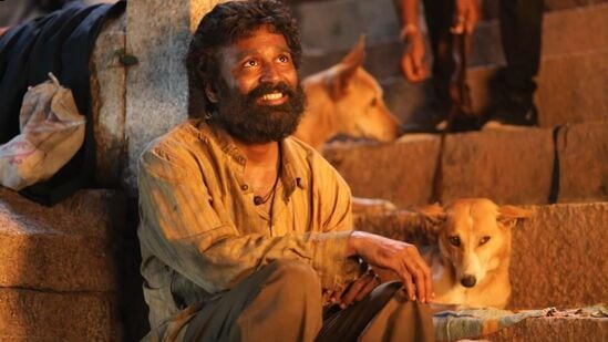 ధనుష్ నటుడవ్వాలని ఎప్పుడూ అనుకోలేదు. హోటల్ మేనేజ్ మెంట్ చేయాలనుకున్నాడు కానీ తండ్రి (దర్శకుడు కస్తూరి రాజా) ఒప్పించి నటనలో తన వంతు ప్రయత్నం చేశాడు. తన 16వ ఏట తన తండ్రి దర్శకత్వం వహించిన తుల్లువధో ఇల్మై (2002) చిత్రంతో తన నట జీవితాన్ని ప్రారంభించాడు.