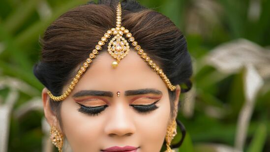 బెంగళూరులో పసిడి ధరలు ఈ విధంగా ఉన్నాయి. 10 గ్రాముల పసిడి ధరలు వరుసగా రూ. 91,605 - రూ. 99,935గా ఉన్నాయి. 100 గ్రాముల వెండి రేటు రూ. 11,810గాను.. కేజీ వెండి రేటు రూ. 1,18,100గాను కొనసాగుతున్నాయి.