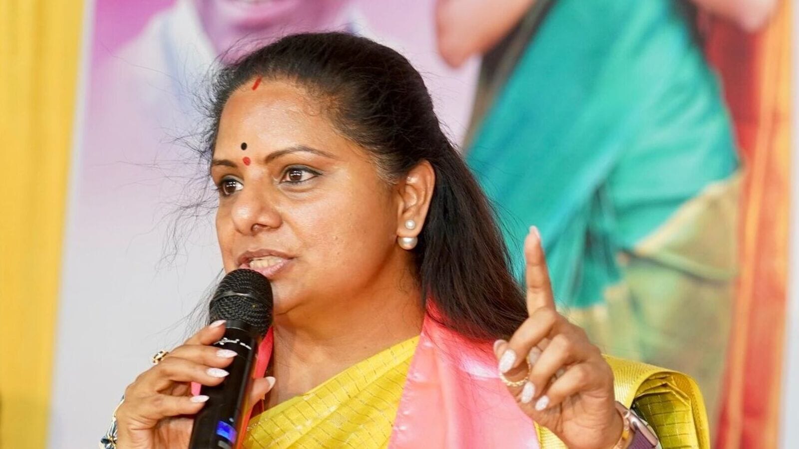 బీసీలకు 42 శాతం రిజర్వేషన్లు డిమాండ్ చేస్తూ ఎమ్మెల్సీ కవిత 3 రోజుల నిరాహార దీక్ష