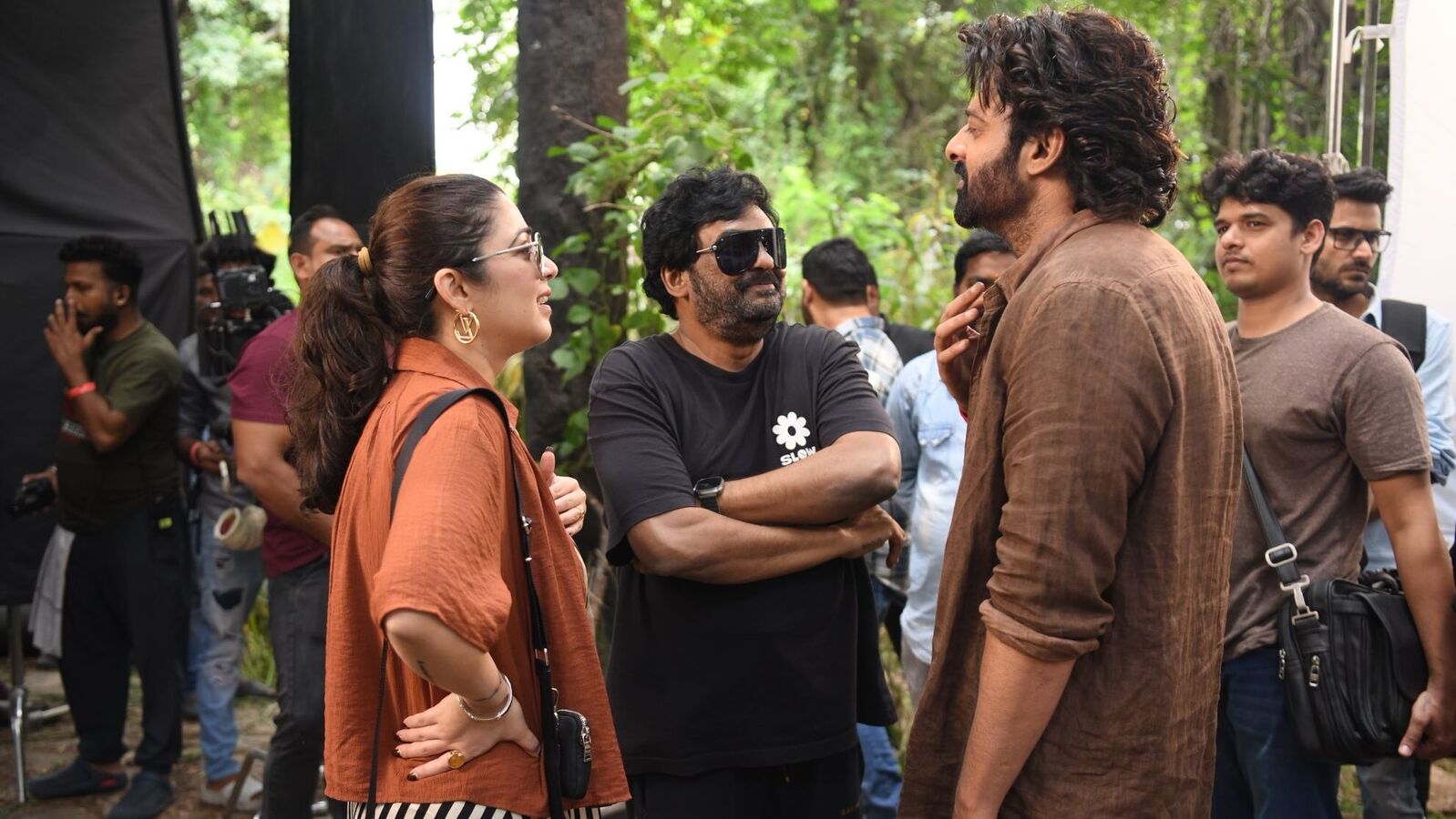 ది రాజా సాబ్ సెట్‌లో ప్రభాస్‌ను కలిసిన పాత స్నేహితులు.. పూరి, ఛార్మీతో రెబల్ స్టార్ ఫొటోలు వైరల్